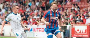 Wie in alten Zeiten. Energie Cottbus spielt in dieser Saison wieder in den alten Streifen-Trikots, mit dem der Klub vor 20 Jahren so erfolgreich war.