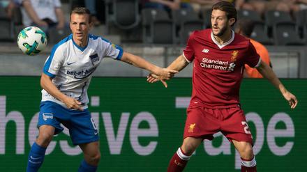 Guck mal. Herthas Vladimir Darida (l.) und Gegner Adam Lallana bei der Spielbeobachtung.