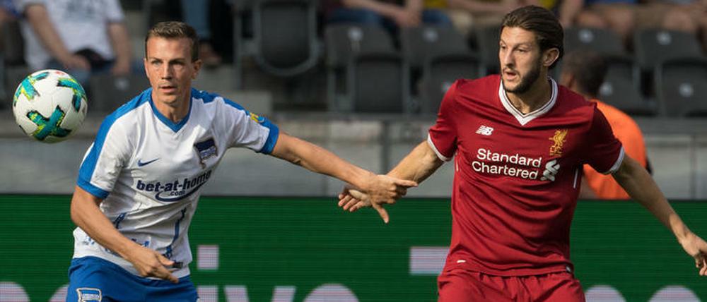 Guck mal. Herthas Vladimir Darida (l.) und Gegner Adam Lallana bei der Spielbeobachtung.