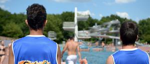 Sollen eigentlich für Frieden im Freibad sorgen: Zwei Ehrenamtliche der Initiative "Bleib cool am Pool" im Sommerbad Pankow.