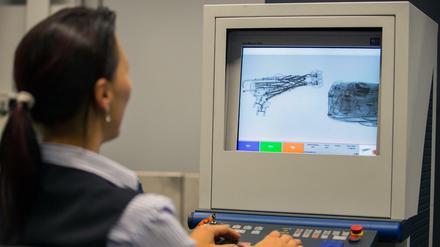 Sicherheitsmitarbeiter an Berliner Flughäfen sollen in jedem Fall den Tariflohn erhalten.