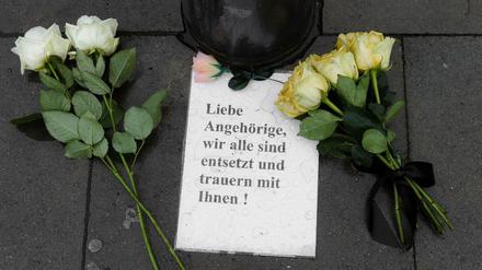 Rosen und ein Brief liegen vor dem Hamburger Supermarkt.