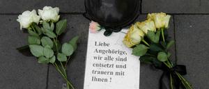 Rosen und ein Brief liegen vor dem Hamburger Supermarkt.