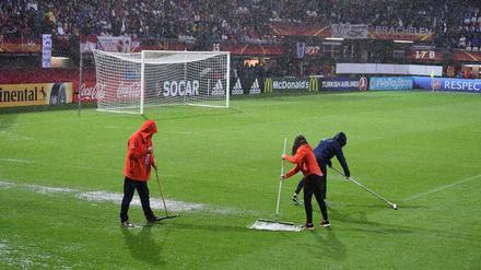 Zu viel Wasser auf dem Rasen. In Rotterdam konnte am Samstagabend kein Fußball gespielt werden.