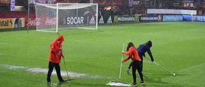 Zu viel Wasser auf dem Rasen. In Rotterdam konnte am Samstagabend kein Fußball gespielt werden.