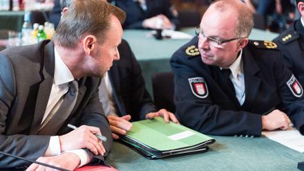 Hamburgs Innensenator Andy Grote (SPD, l) und der Leitende Polizeidirektor Hartmut Dudde bei einer Sondersitzung des Innenausschusses zum G20-Gipfel 