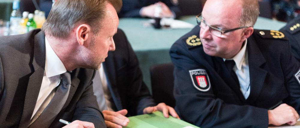 Hamburgs Innensenator Andy Grote (SPD, l) und der Leitende Polizeidirektor Hartmut Dudde bei einer Sondersitzung des Innenausschusses zum G20-Gipfel 
