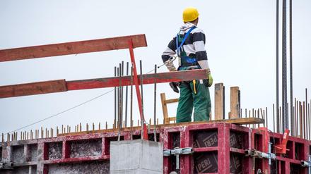 Offene Stellen gibt es vor allem im Baugewerbe, in der Industrie, im Handel und bei Unternehmensdienstleistern.