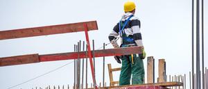 Offene Stellen gibt es vor allem im Baugewerbe, in der Industrie, im Handel und bei Unternehmensdienstleistern.