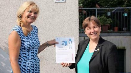 Melanie von Orlow (rechts) überreichte Heidi Rheinfeld die Urkunde.