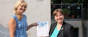 Melanie von Orlow (rechts) überreichte Heidi Rheinfeld die Urkunde.
