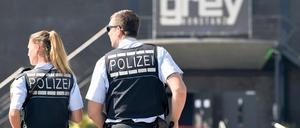 Zwei Polizisten vor der Diskothek "Grey" in Konstanz nach einer Schießerei.