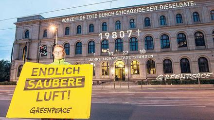„Unterlassene Hilfeleistung“. Greenpeace wies am Montagmorgen vor dem Verkehrsministerium auf Abgas-Tote hin. 