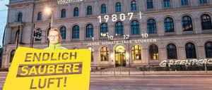 „Unterlassene Hilfeleistung“. Greenpeace wies am Montagmorgen vor dem Verkehrsministerium auf Abgas-Tote hin. 