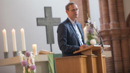 Berlins Regierender Bürgermeister Michael Müller (SPD) spricht bei einer Fürbitten-Andacht für den in der Türkei inhaftierten Peter Steudtner in der Gethsemanekirche. 