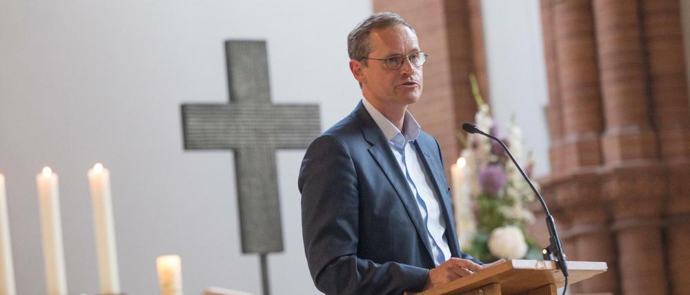 Berlins Regierender Bürgermeister Michael Müller (SPD) spricht bei einer Fürbitten-Andacht für den in der Türkei inhaftierten Peter Steudtner in der Gethsemanekirche.