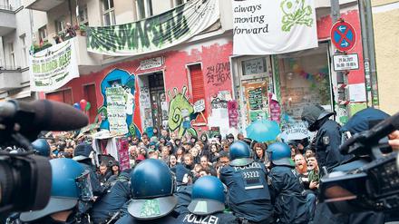 Polizisten stehen vor dem Haus Nr. 54 in der Friedelstraße in Neukölln.