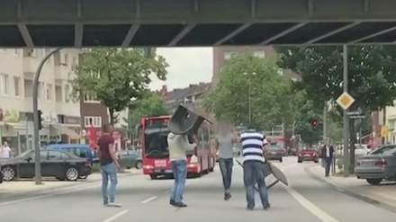 Ein Autofahrer filmte, wie die Männer den Täter in die Enge trieben.