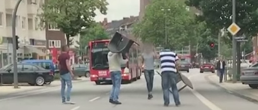 Ein Autofahrer filmte, wie die Männer den Täter in die Enge trieben.