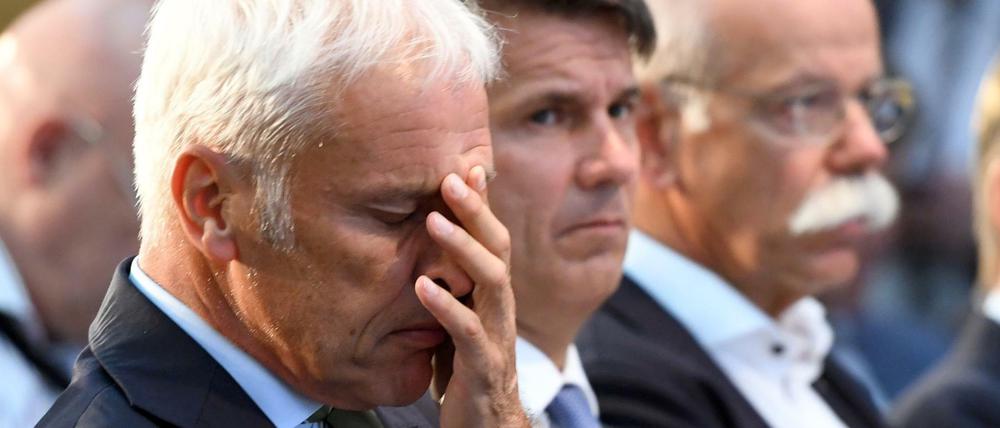 VW-Chef Matthias Müller, Harald Krüger (BMW) und Dieter Zetsche (Daimler) auf der Pressekonferenz nach dem Gipfel.