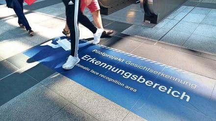 Mit Füßen getreten werden hier vor allem Grundrechte, meint der Anwaltverein. Allerdings handelt es sich bisher nur um einen Testlauf mit über 200 Freiwilligen. 