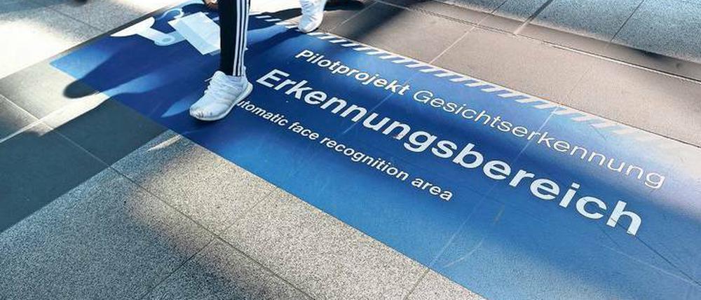 Mit Füßen getreten werden hier vor allem Grundrechte, meint der Anwaltverein. Allerdings handelt es sich bisher nur um einen Testlauf mit über 200 Freiwilligen. 