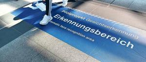 Mit Füßen getreten werden hier vor allem Grundrechte, meint der Anwaltverein. Allerdings handelt es sich bisher nur um einen Testlauf mit über 200 Freiwilligen. 