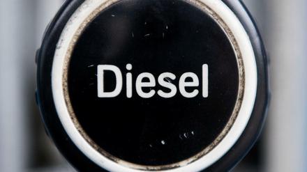 Ein Dieselzapfhahn. In dem Diesel-Desaster könnte es Verkehrsminister Dobrindt an den Kragen gehen. 