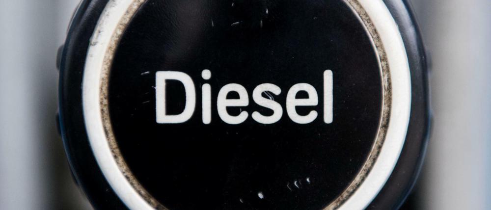 Ein Dieselzapfhahn. In dem Diesel-Desaster könnte es Verkehrsminister Dobrindt an den Kragen gehen.
