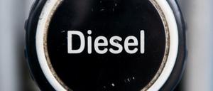 Ein Dieselzapfhahn. In dem Diesel-Desaster könnte es Verkehrsminister Dobrindt an den Kragen gehen. 