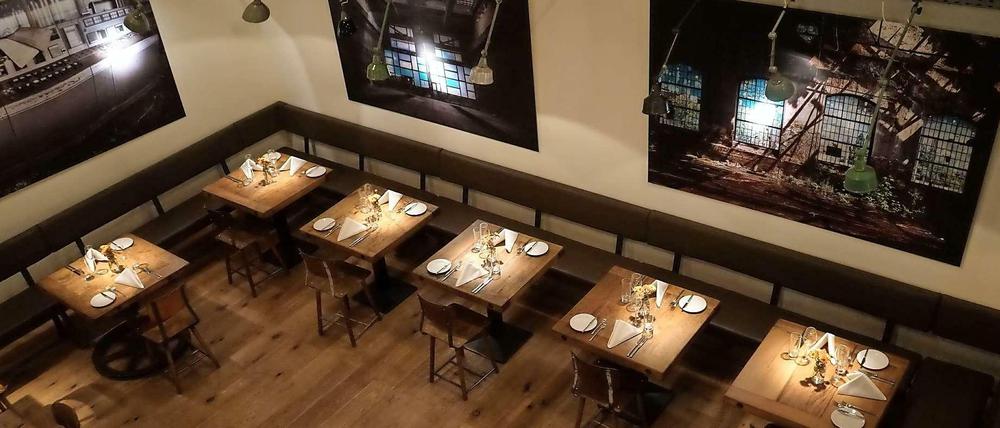 Bisschen abseits auf einem Hof in der Neuköllner Elbestraße, dort aber sehr attraktiv in einer ehemaligen Destillerie untergebracht: das Eins44.