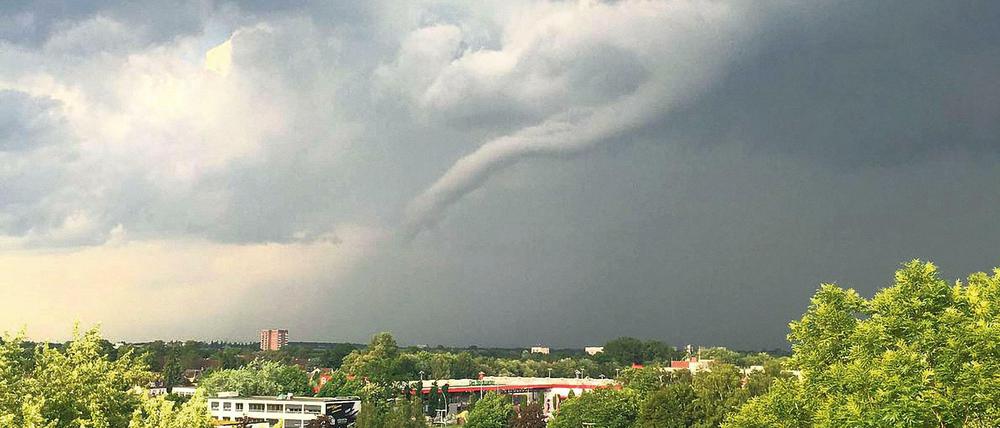 Ein Tornado ist am 07.06.2016 über Hamburg im Stadtteil Bramfeld zu sehen. 