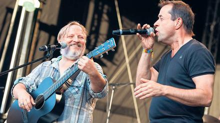 Axel Prahl und Jan Josef Liefers (rechts) sind den TV-Zuschauern durch ihre Münster-„Tatorte“ bekannt. Liefers’ Band heißt „Radio Doria“, Prahl spielt mit dem „Inselorchester“. Beim Altstadtfest 2014 in Saarbrücken traten die beiden zusammen auf. 