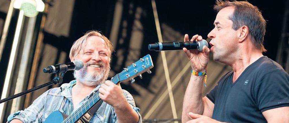 Axel Prahl und Jan Josef Liefers (rechts) sind den TV-Zuschauern durch ihre Münster-„Tatorte“ bekannt. Liefers’ Band heißt „Radio Doria“, Prahl spielt mit dem „Inselorchester“. Beim Altstadtfest 2014 in Saarbrücken traten die beiden zusammen auf.