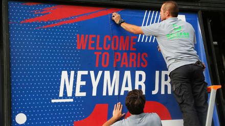 Auf den Plakaten vor dem Paris Saint-Germain Fanshop wird Fußballstar Neymar willkommen geheißen. 