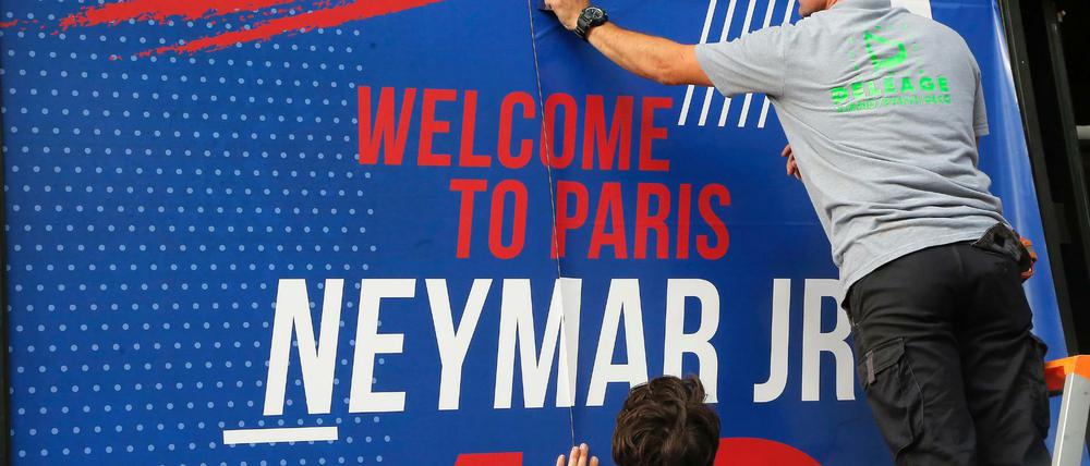 Auf den Plakaten vor dem Paris Saint-Germain Fanshop wird Fußballstar Neymar willkommen geheißen.