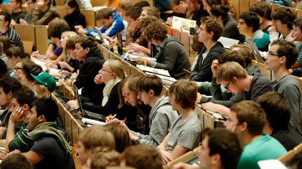 Studierende sitzen in einem Hörsaal.
