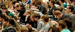 Studierende sitzen in einem Hörsaal.