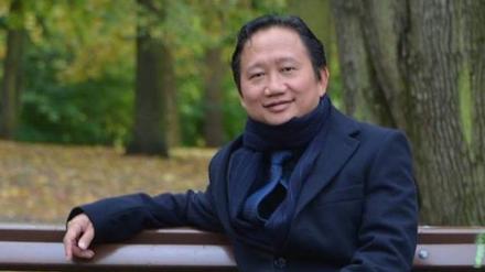 Ein Bild aus entspannten Tagen: Trinh Xuan Thanh sitzt in Berlin auf einer Parkbank.