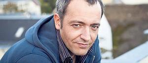 Sommergast. Rainald Grebe gastiert im Zelt am Kanzleramt und lässt seinen Indianerschmuck in Brandenburg.