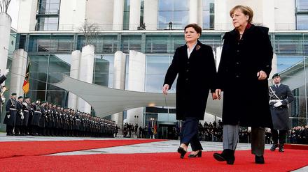 Auf getrennten Wegen: Bundeskanzlerin Angela Merkel (R) und Polens Ministerpräsidentin Beata Szydlo.