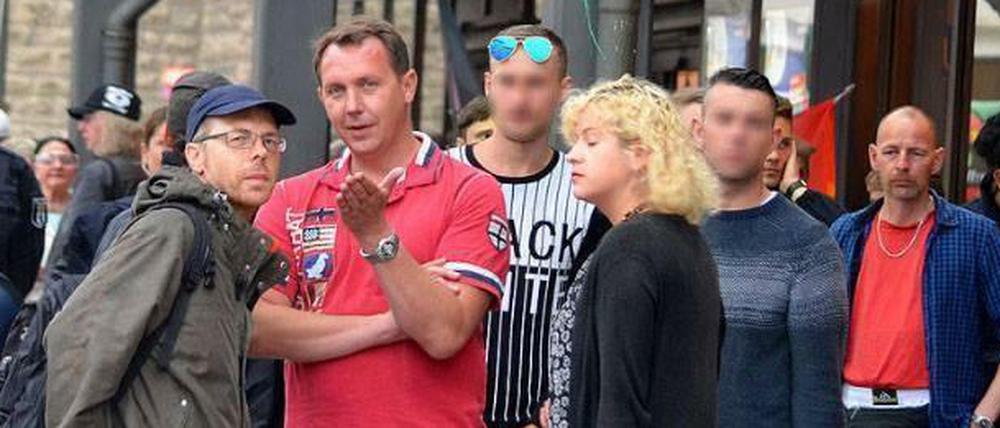 AfD-Politiker Karsten Woldeit (rotes Polo-Shirt, Mitte) mit Heribert Eisenhardt (links) während einer Bärgida-Kundgebung.