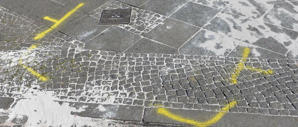 Abdecksand und Tatortmarkierungen der Polizei sind nach dem schweren Unfall noch auf dem Bürgersteig der Hermannstraße zu sehen. 