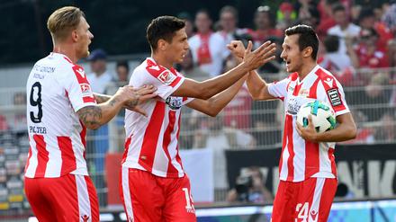 Wieder drin! Sebastian Polte (l-r), Damir Kreilach und Steven Skrzybski aus Berlin freuen sich nach dem 2:2-Ausgleichstreffer.