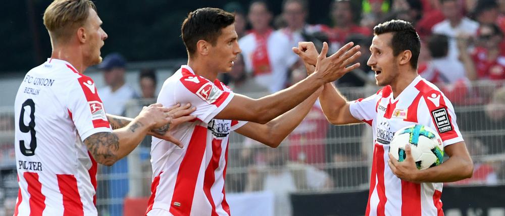 Wieder drin! Sebastian Polte (l-r), Damir Kreilach und Steven Skrzybski aus Berlin freuen sich nach dem 2:2-Ausgleichstreffer.