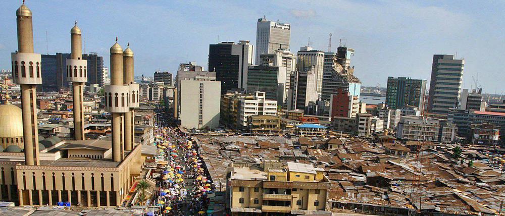 Lagos liegt im Süden Nigerias und ist die größte Stadt des Landes.
