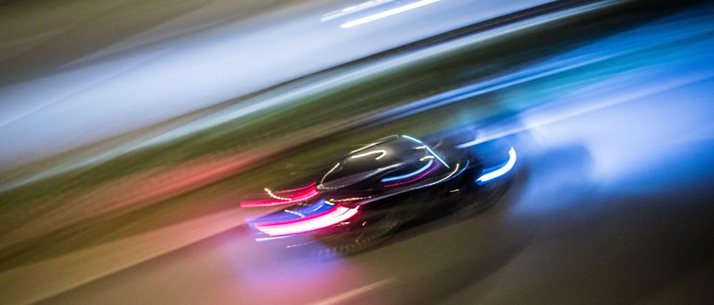 Rasendes Auto bei Nacht.