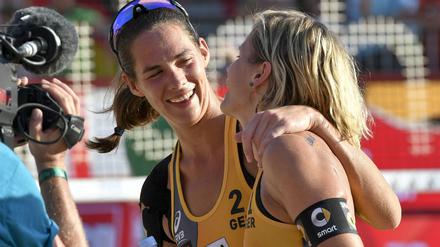 Ab ins Finale. Laura Ludwig (r) und Kira Walkenhorst. 