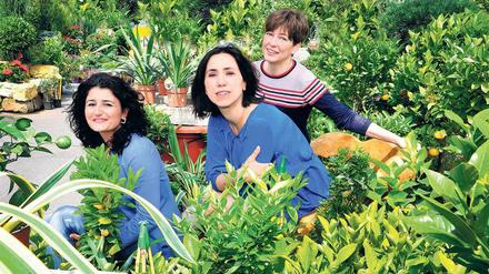 Wo die Zitronen blüh’n. Drei Grazien aus Italien (v. li.): Luisa Giannitti aus Neapel, Natalia Giordano aus Genua, Anna Luisa Manca aus Sardinien – kulinarische Botschafterinnen ihres Landes. Für die mediterrane Umgebung allerdings war Improvisation vonnöten. Das Foto entstand im Gartencenter. 