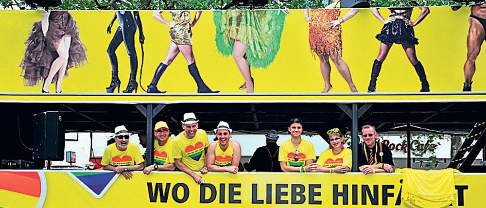Das einzig reguläre BVG-Cabrio: Der Doppeldecker beim Christopher-Street-Day in Berlin.